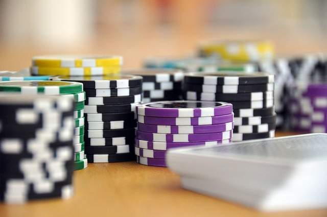play-card-game-poker-poker-chips