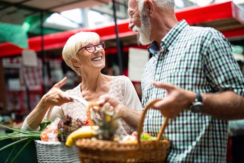 senior-shopping-couple-with-basket-on-the-market