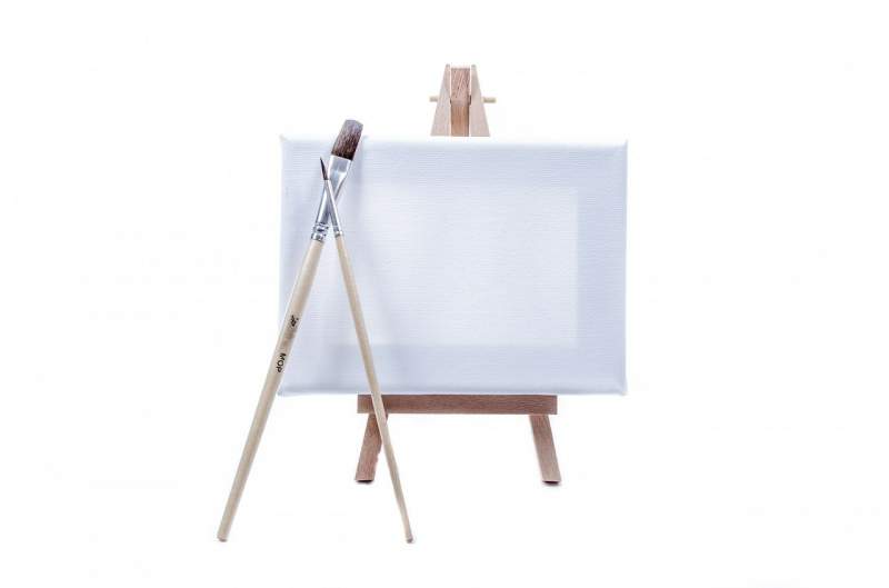 paintings-stand-artist-isolated