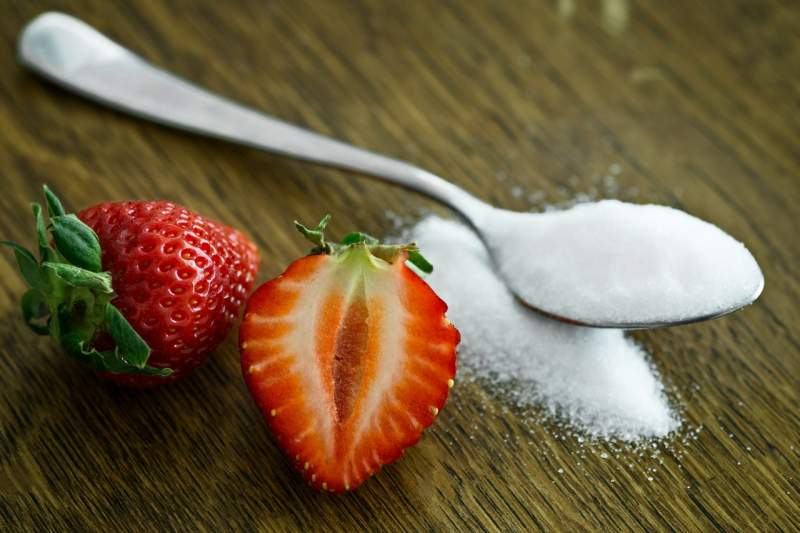 strawberry-beside-spoon-of-sugar