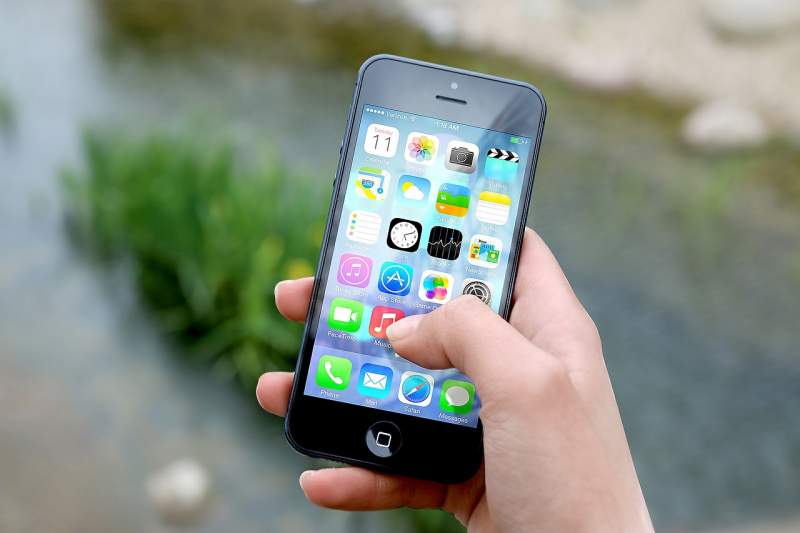 smartphone-hand-screen-apps