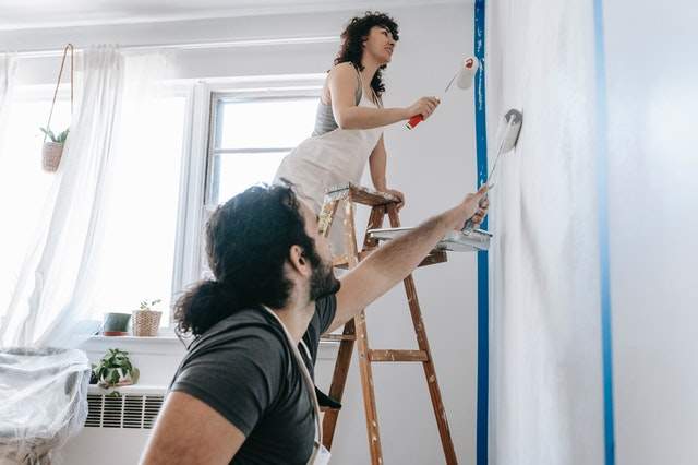 Couple-painting-wall-diy