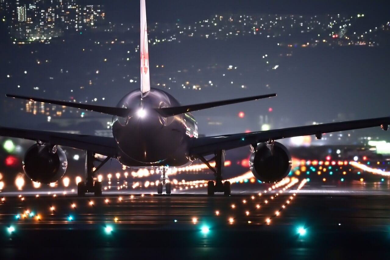 night-flight-plane-airport